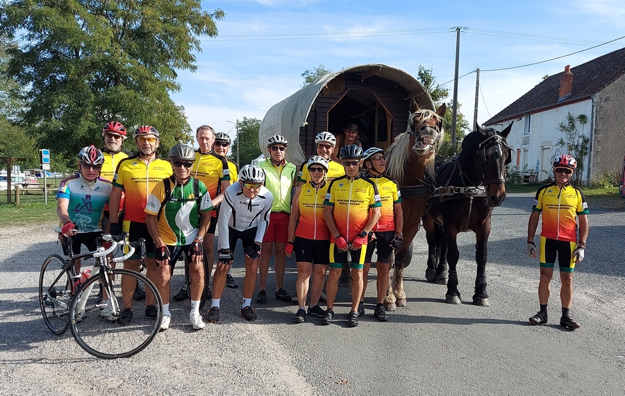 Rencontre insolite pour les cyclistes de la retraite sportive de l'agglomération moulinoise