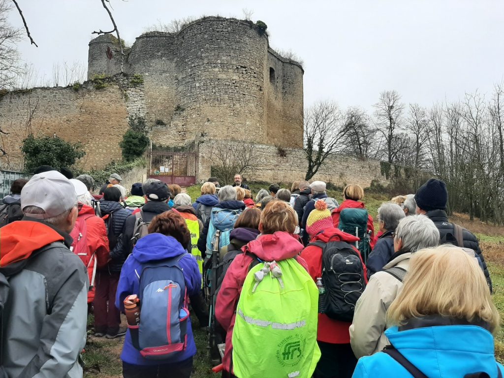 Visite guidée du château pour les randonneurs retraite spportive agglo moulioise