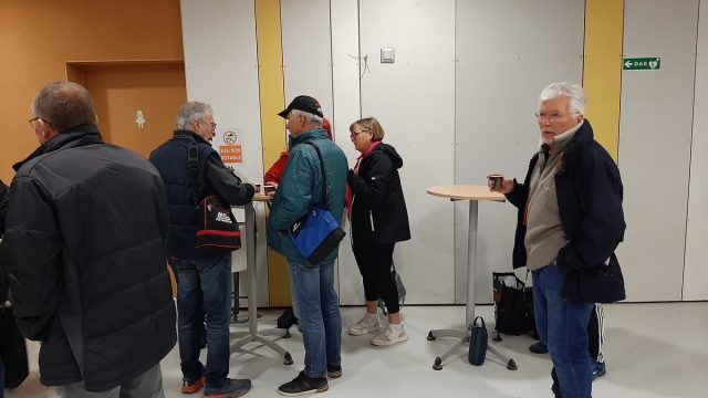 Gérard prend des forces avant de coacher une des triplettes d’amateurs