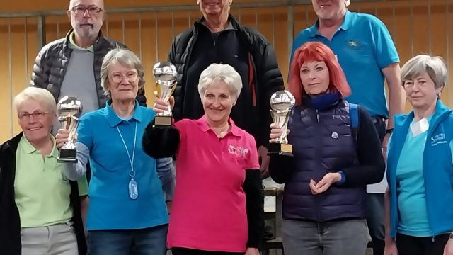Le podium, encadré par Liliane Renaudet, présidente du club d’Huriel et Dany Théry, présidente du club de Lavault-Sainte Anne, sous l’œil admiratif de Philippe Pitalier, président du CODERS03