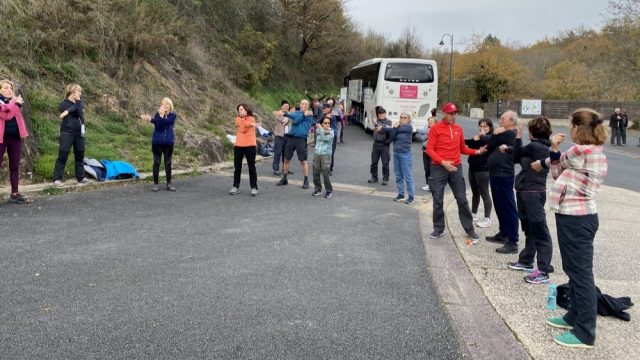 Etirements proposé par Jocelyne et le groupe monte dans le bus pour Yzeure