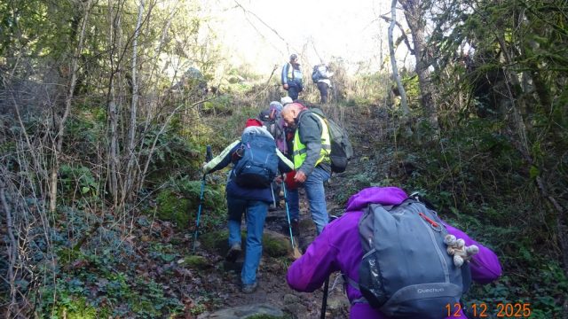 Avec beaucoup de prudence, d’entraide, tous passèrent cet obstacle sans encombre. Bravo à tous.