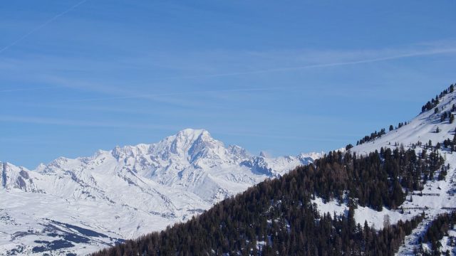 Le Mont Blanc, au loin, surveillait son territoire